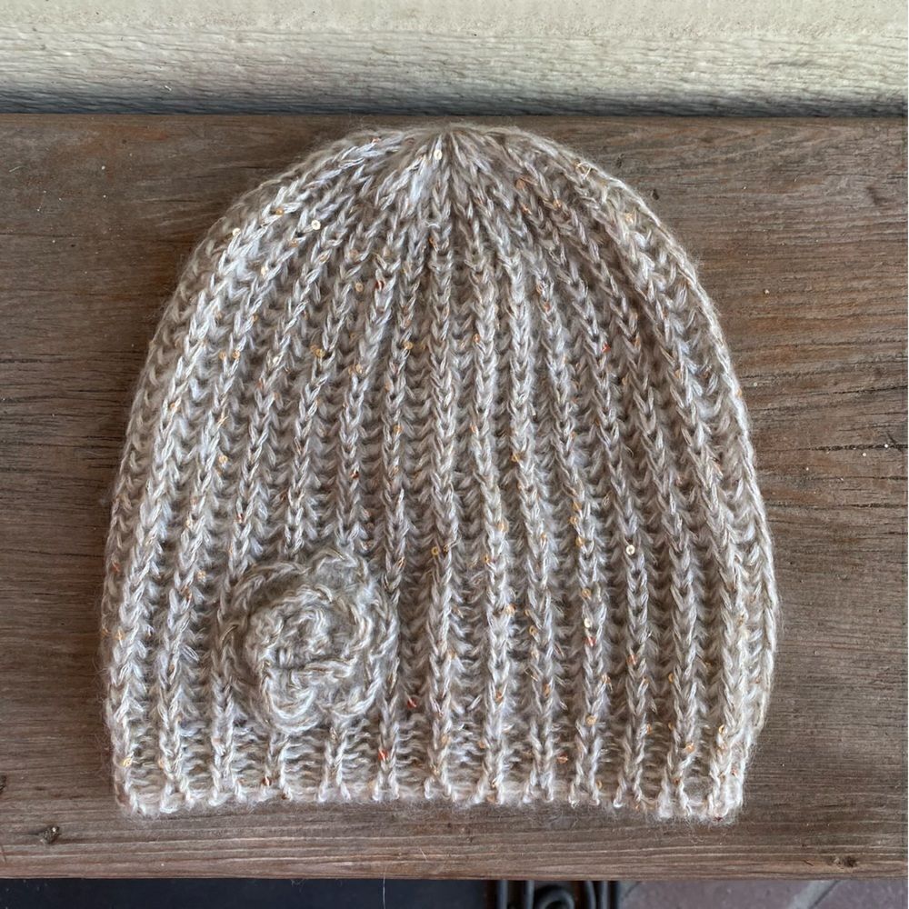 Jaclyn Smith Tan & Cream Knit Flower Beanie. EUC! One Size.
